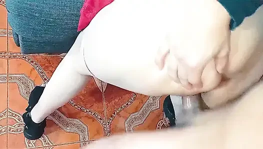 Cewek semok amatir dengan pantat bahenol ini lagi asik ngentot sama pria pengantar pizza untuk ngentot memeknya