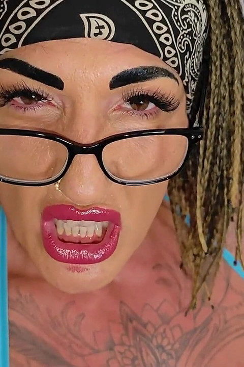 נותן פקודות לעבד שלי והופך אותו לזונה שלי