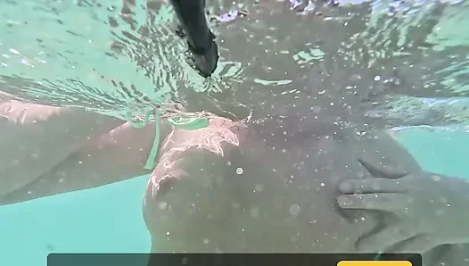 Gadis berenang telanjang di bawah air tanpa celana dalam