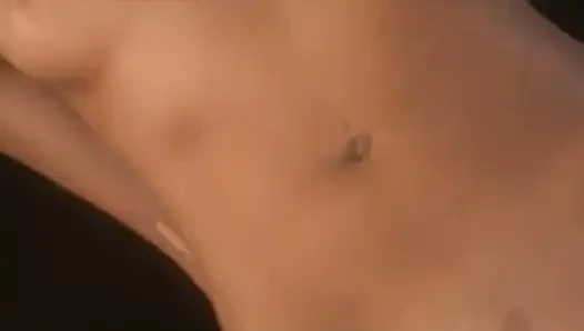 Blonde blondine mit kleinen perfekten titten hat grobes anal mit gut bestücktem typen auf der couch