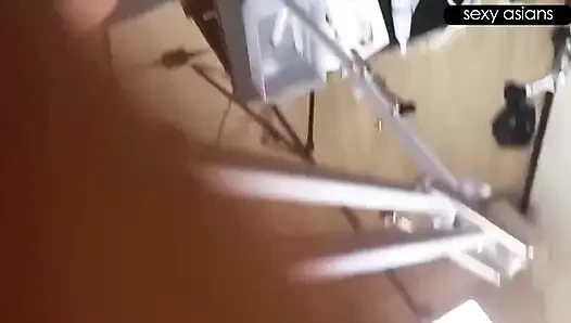 Sıradan ama karşı konulmaz bir şekilde edepsiz kız perküçük bir ilk karşılaşmadan sonra kontrolden çıktıktan sonra yırtık bıraktı