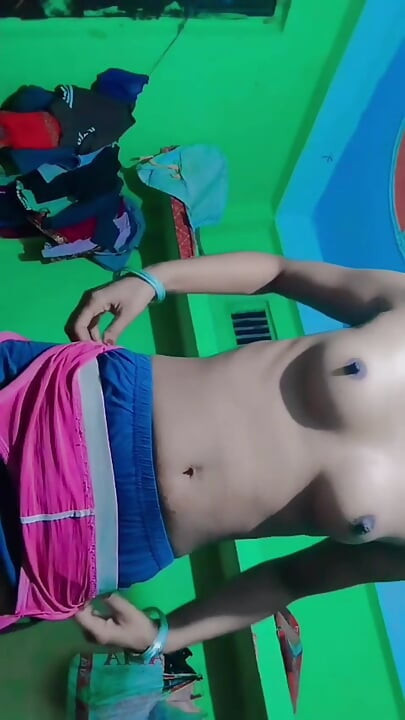 בחורה דסית מכניסה אצבעות חזק בכוס עד שהיא משתינה