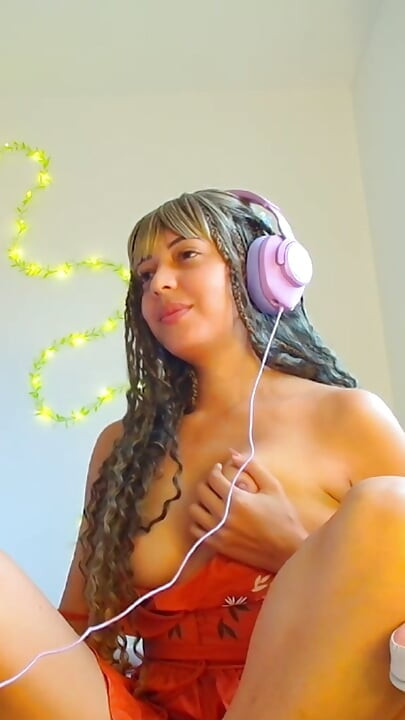BelleAliz makin horny sambil nonton hentai anime