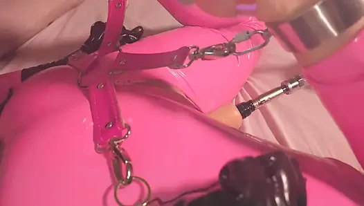 Boneka karet dengan erangan teredam ditundukkan oleh mesin sialan