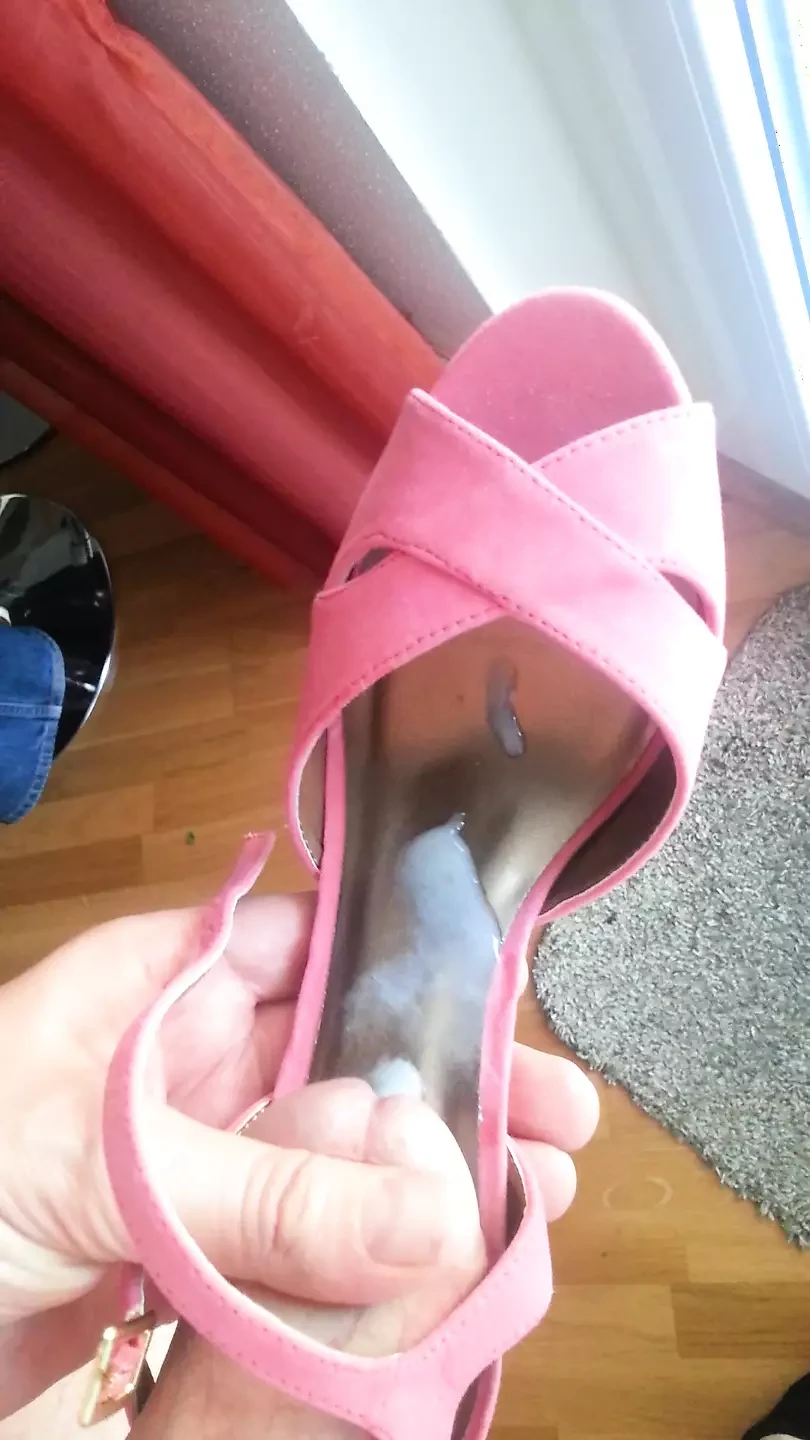 Masukkan kasut kegemaran kakak awak lagi dan lagi - pancut ke dalam kasut adik saya