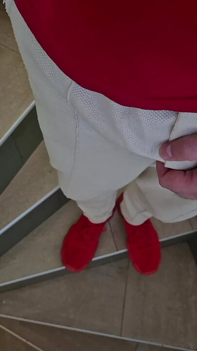 Polla búlgara gruesa, gorda y grasosa folla duro en la silla y dispara una gran cantidad de esperma en un lío lechoso.