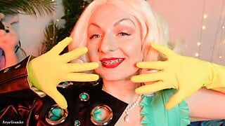 Сексуальная блондинка-милфа - блоггер Arya - соблазняется домашними перчатками в желтом латексе (фетиш)