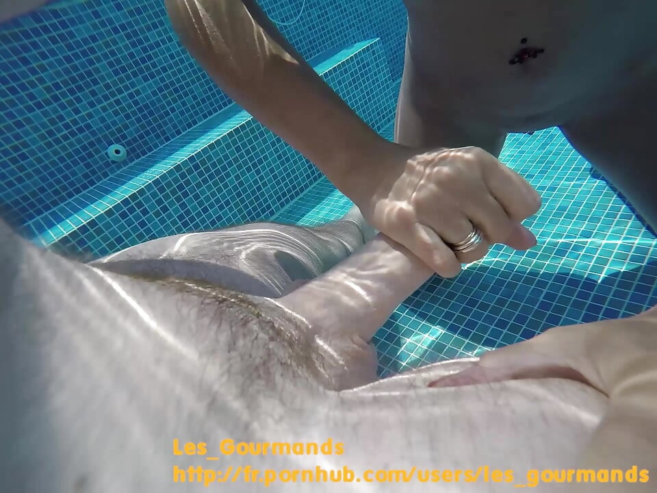 MILF fierbinte cu un rosebud se masturbează și se masturbează sub apă, apoi își face soțul să ejaculeze