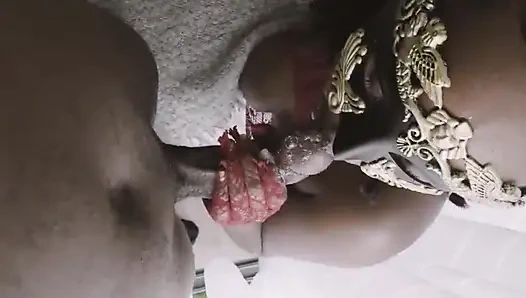 Zierliches mädchen gibt schlampigen blowjob aus