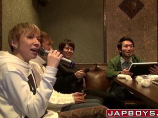 Homosexuales asiáticos en el karaoke se convierten en cuarteto anal