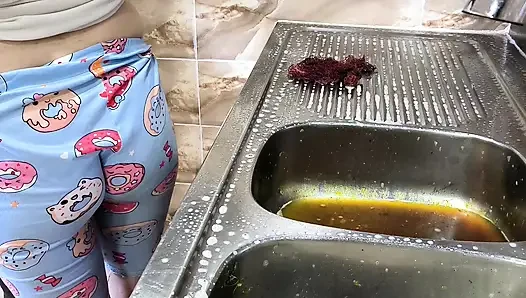 Suudi adam mutfakta Arap hizmetçiyi sikiyor