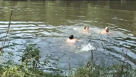 İki büyük yarakla amatör üçlü seks sikişiyor ve ağzına boşalıyor