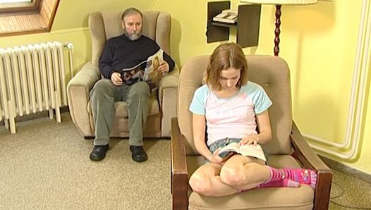 Dziadek uwodzi dziewczynę wnuczki