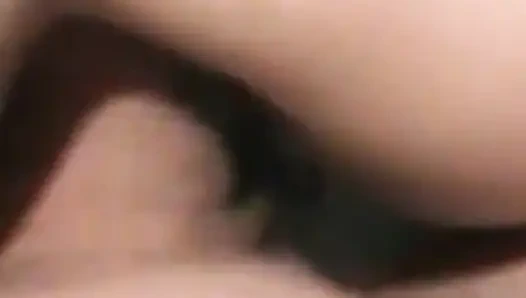 Larry выстреливает свою порцию спермы глубоко в тугую задницу шелка