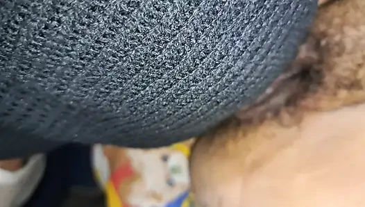 Настоящее мастурбирует и лижет киску