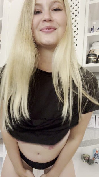 Izložena kraljica 👑 s velikim sisama