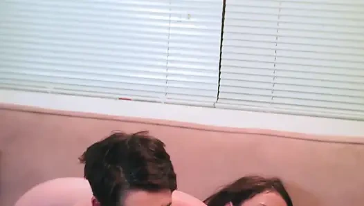 Lesbian threesome mengobel memek ganda