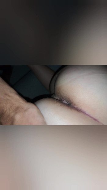 Detik kuat dari "Saya mengongkek isteri saya di tepi pantat dan mengisinya dengan air mani"