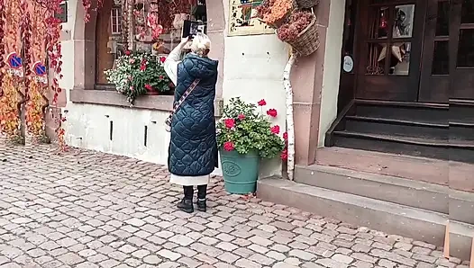 Sarışın, Olgun Eş Elbiseyle Seksin Tadını Çıkarıyor