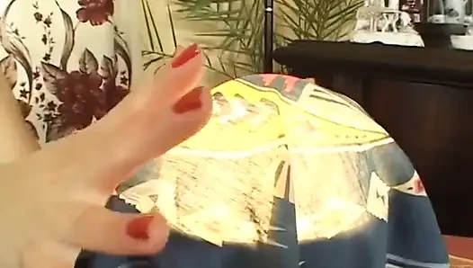 Милфа-блондинка пихает член в задницу на столе, пока не кричит от удовольствия