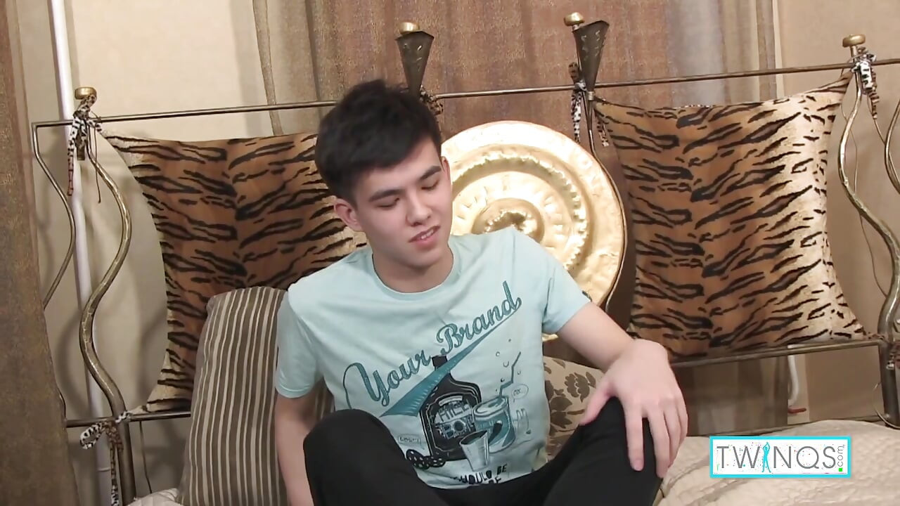 Asian Twink Xander rucha dildo podczas głaskania swojego peckera!