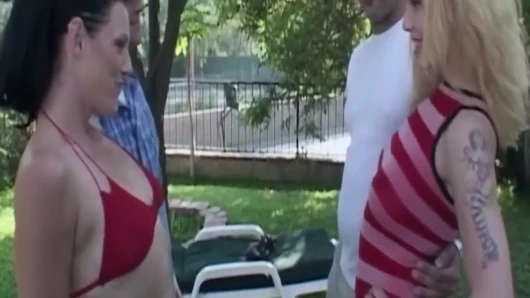 Tätowierte blonde MILf schlürft dicken schwanz im freien mit brünetter