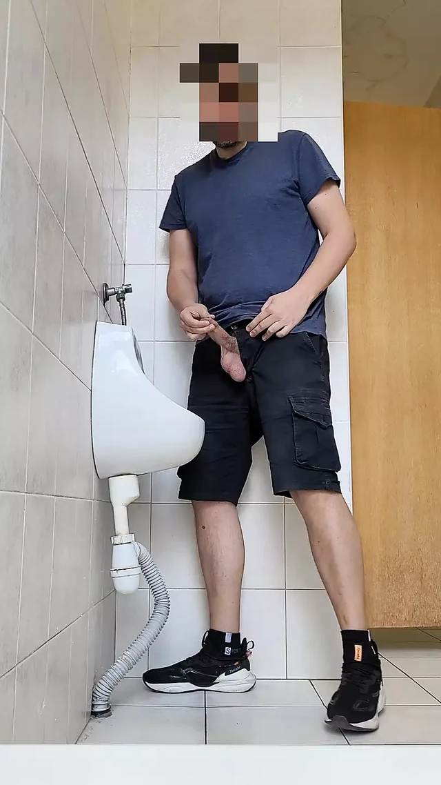 Рискованая дрочка в туалете на работе