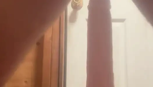 Anal oyuncak üstünde oturup kalkıyor