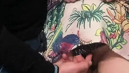 Garip sapık metroda orta yaşlı seksi kadını parmaklıyor