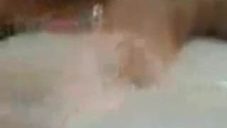 Lisa mostrando sus tetas en un baño de burbujas
