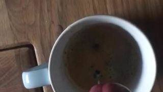 Éjaculation dans le café