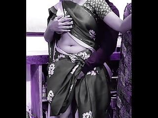 Bela indiana em um sari trai o marido e é fodida de quatro na cozinha por seu amante