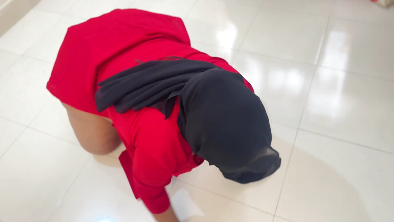 Hot Hotel Maid Fucked by Stranger Guest When She Was Cleaning His Room!