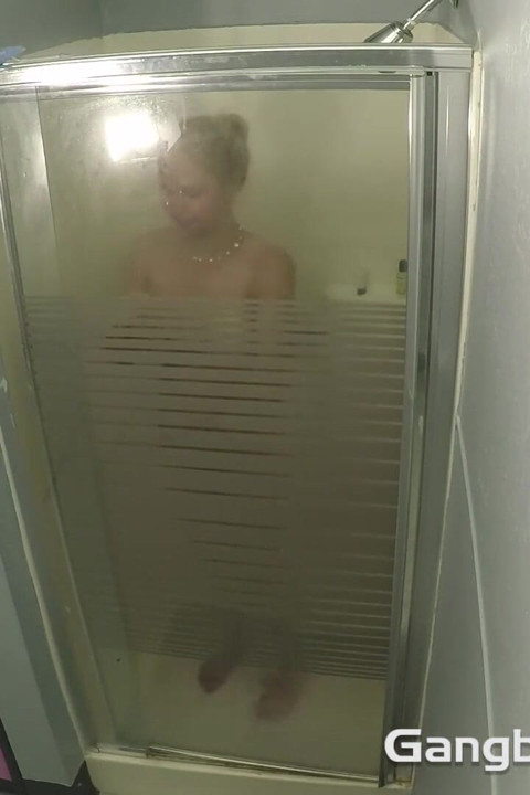 Sarah vandella menguras sperma 4 pria sekalian di blowbang