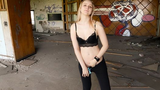 Sexo bonito com uma estudante em um prédio abandonado