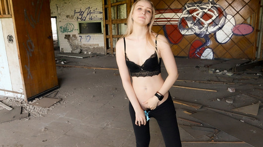 Hermoso Sexo Con una Colegiala En Un Edificio Abandonado