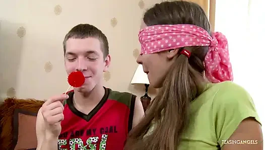 Тинка с завязанными глазами сосет леденек перед переходом на жесткий хуй
