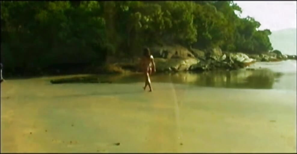 Quente morena sexy cavalga um bom pau sólido ao ar livre