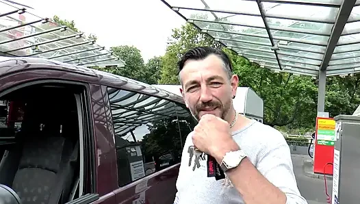 Симпатичную юную брюнетку жестко отшпилили в ее маленькую киску