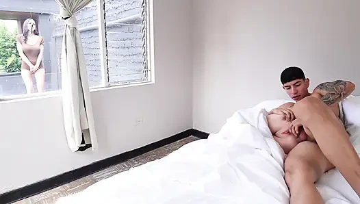 Ich gehe in das zimmer meines stiefbruders, während er masturbiert und er fickt mich mit seinem großen, dicken schwanz, bis ich komme