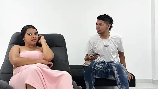 Latina-frau mit knappen ressourcen wird als teil der bezahlung gefickt und kommt in sie