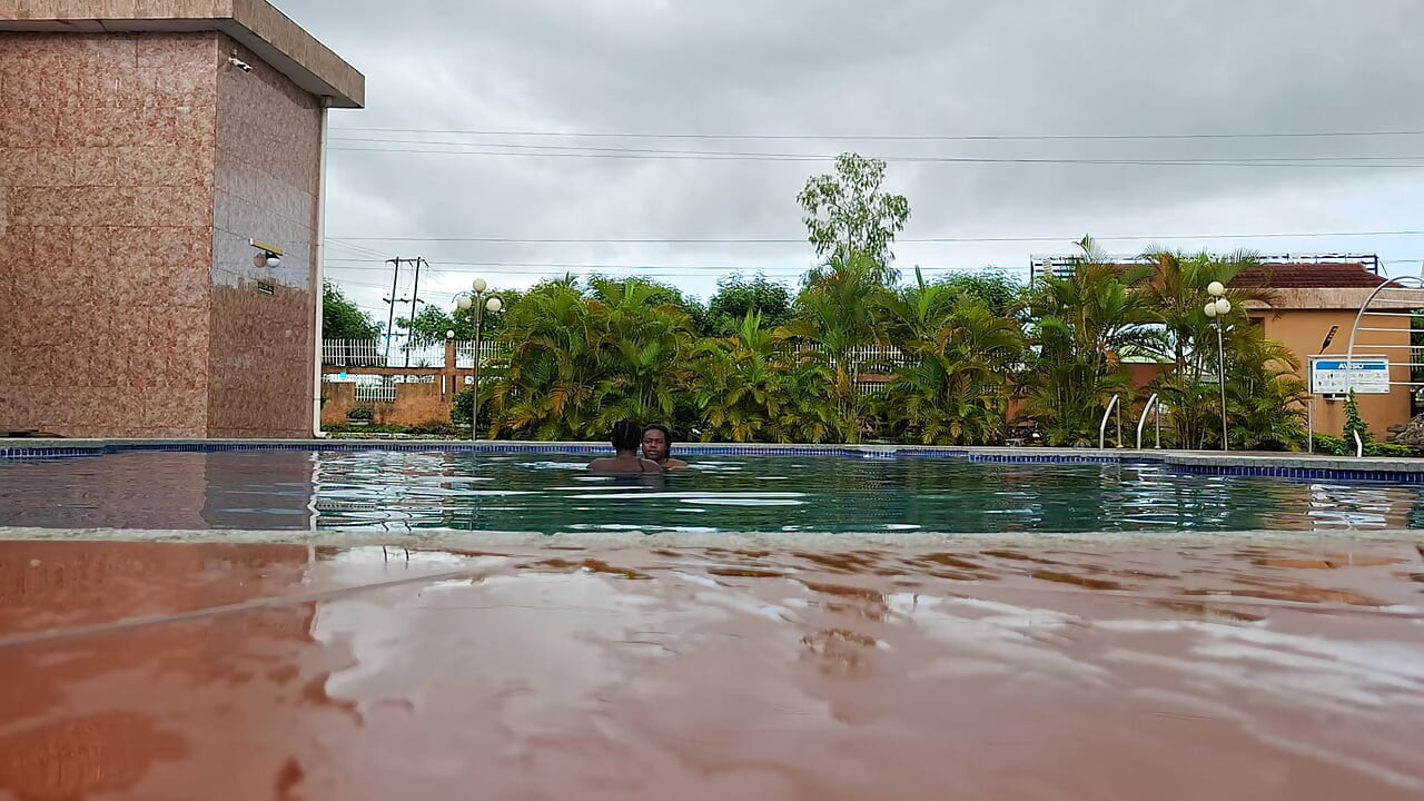 Sperma schwimmen im pool, harter sex im wasser, doppelter orgasmus