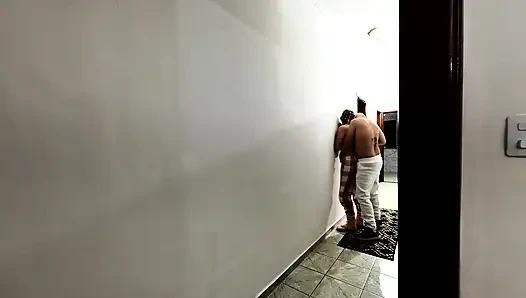 Üvey babam benimle kuru sikişiyor ve koridorda bana mastürbasyon yapıyor.