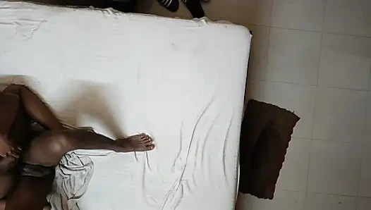 Bölüm - 2... Hintli kadın odada sikiliyor