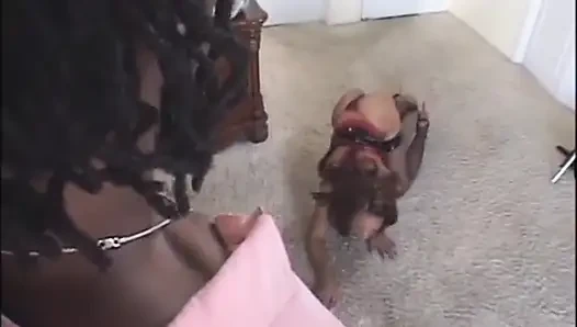 Seksi siyah minyon göt yatak odasında sikişiyor... ağzına boşalma