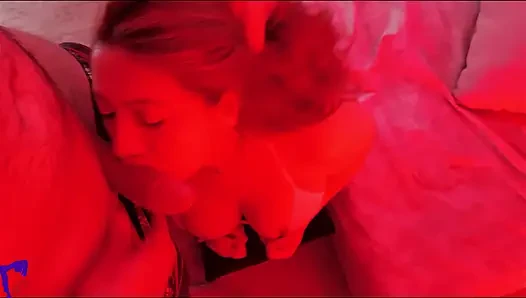 Kırmızı Işıklı Azgın Latin Orta Yaşlı Seksi Kadın Yarağa Tükürüyor, Taşak Emiyor, Elle Muamele Çekiyor Ve Yüzüne Boşalma