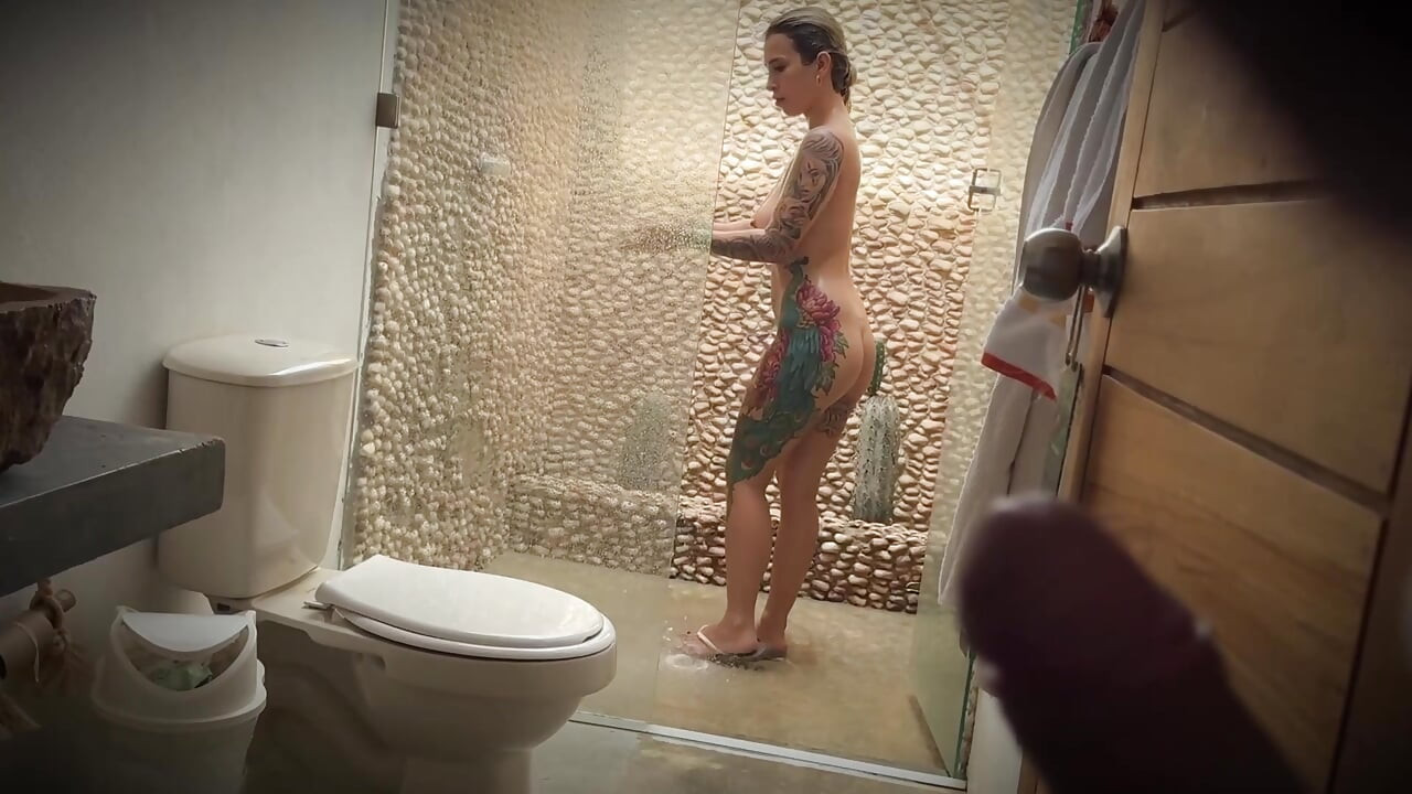 Padrasto Viciado Em Sexo Invade O Banho E Acaba Gozando Sobre a Enteada