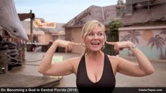 Актриса Kirsten Dunst раздевается и сцены из фильмов в бикини