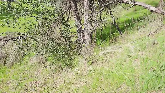 Zierliche blondine wird im freien gebeugt und gibt massive gesichtsbesamung