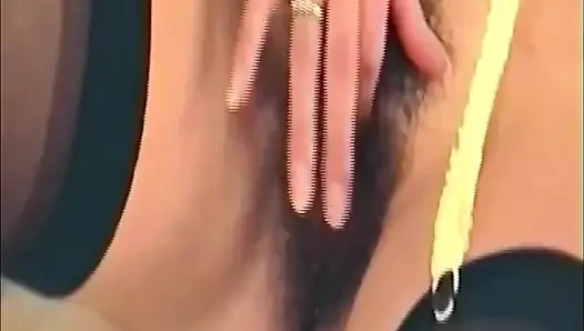 Brunette melucuti pakaian dalamnya sambil pamer toket besarnya di ranjang